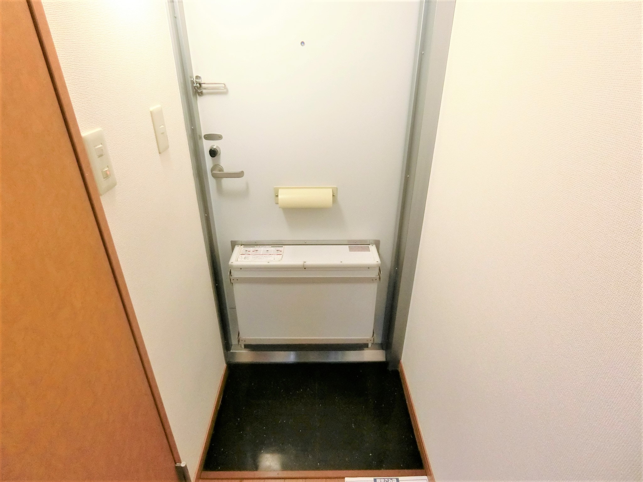 玄関　留守でも安心な宅配ボックスを完備です☆