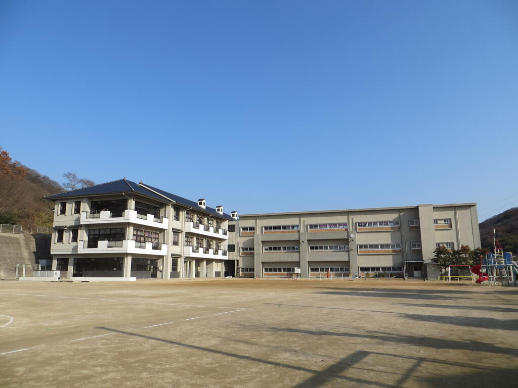 小学校　玉野市立八浜小学校（小学校）まで574m