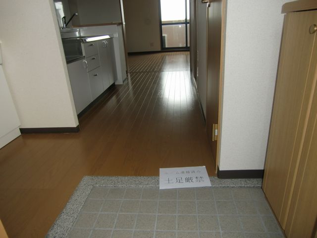 玄関　下駄箱付の玄関です。