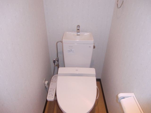 トイレ　シャワー付トイレです。