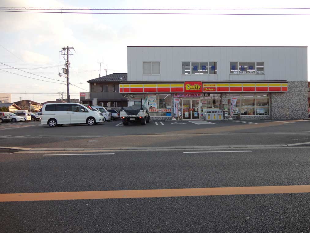 コンビニ　デイリーヤマザキ 松原松ケ丘店（コンビニ）まで588m