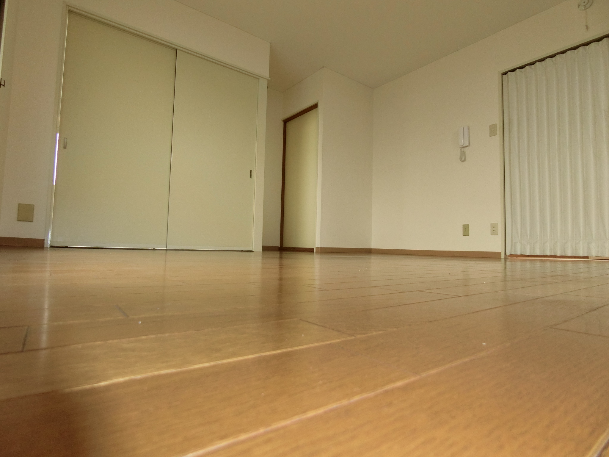 その他設備　窓が多い明るいリビングです☆