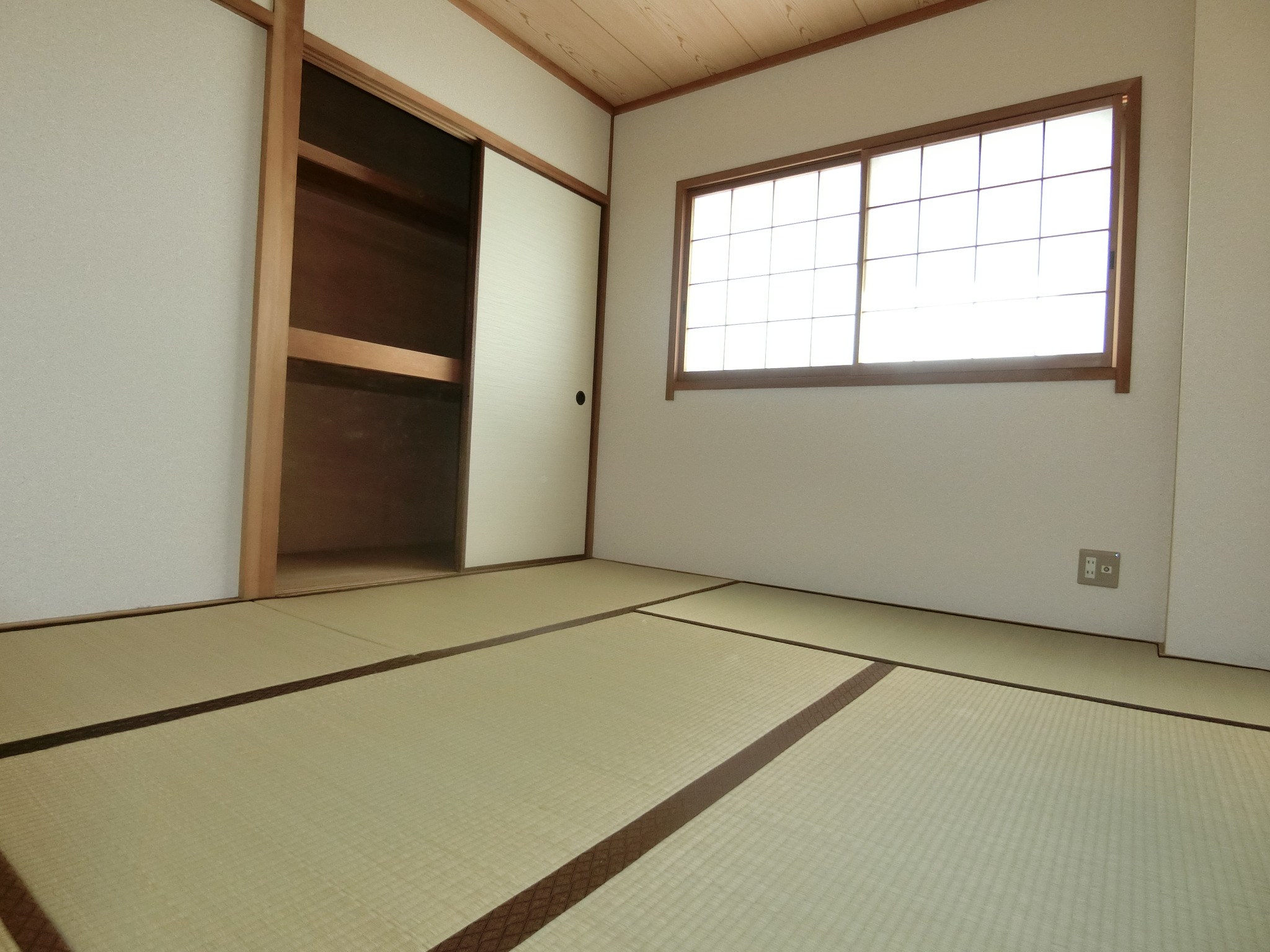その他共有部分　明るい窓と収納完備の和室です☆