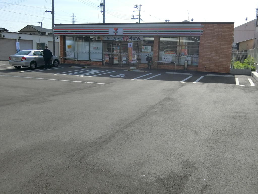 コンビニ　セブンイレブン御崎５丁目店（コンビニ）まで126m
