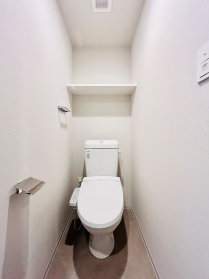 トイレ　落ち着いた色調のトイレです