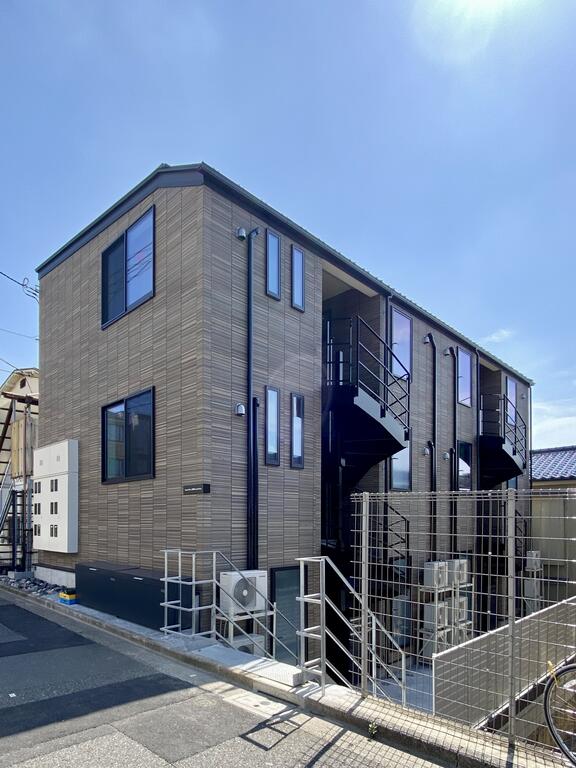 建物外観　青空に映える端正な木目調の外観