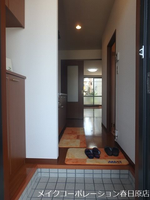 玄関　写真は同型タイプ