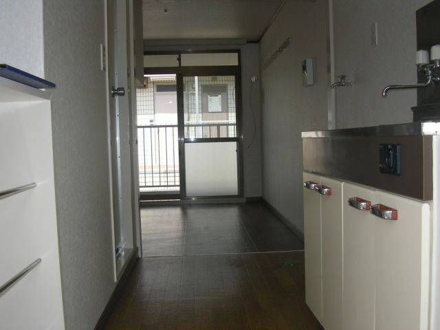 居室・リビング　玄関から見たお部屋