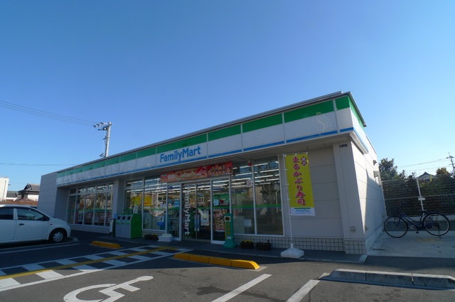 コンビニ　ファミリーマート比島町三丁目店（コンビニ）まで308m