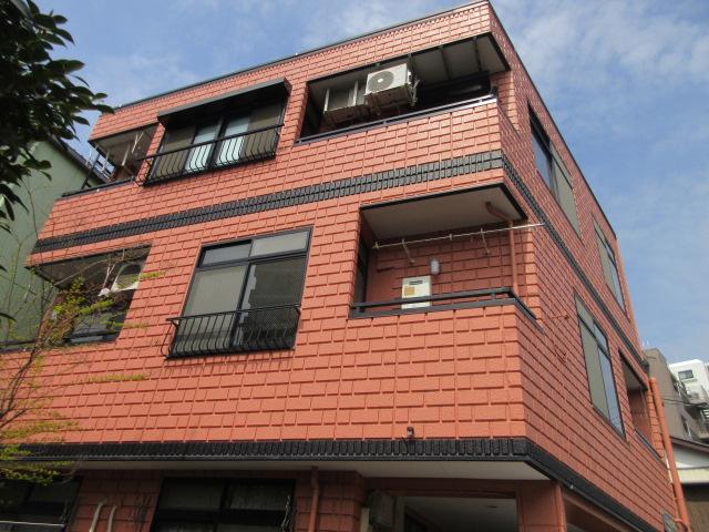 建物外観　鉄骨造3階建て