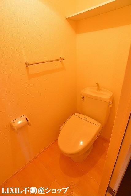 トイレ　上部に収納のある温水洗浄暖房便座付のトイレです。