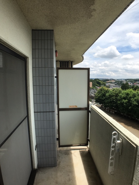 バルコニー　※補修前の参考画像の為、設備等は現況優先。