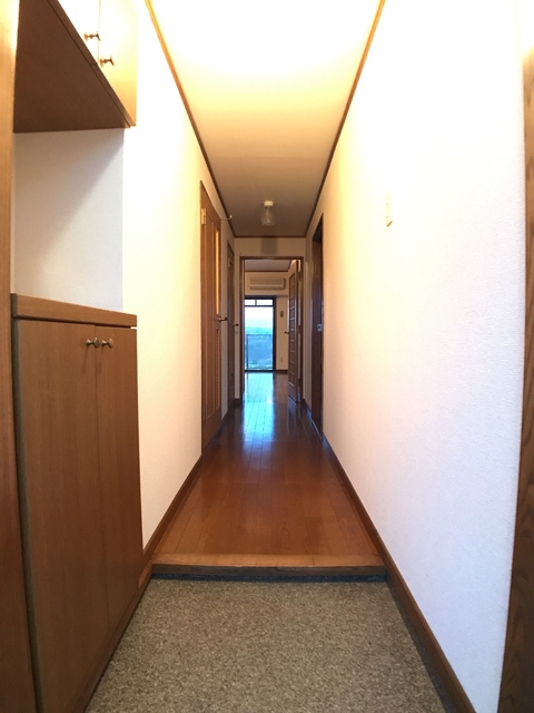 玄関　※補修前の参考画像の為、設備等は現況優先。