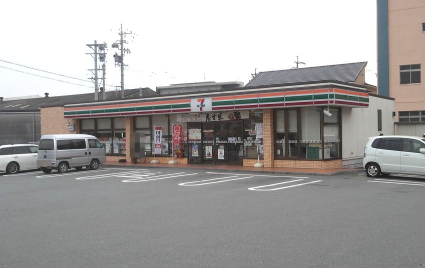 コンビニ　セブン－イレブン津市上浜町３丁目店（コンビニ）まで252m