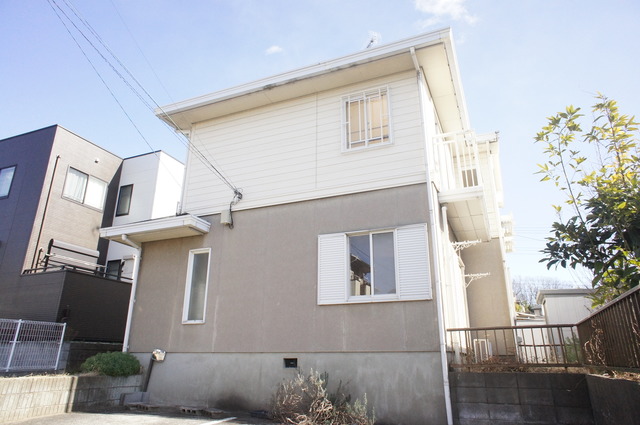 建物外観　敷地内に駐車場があるので安心して駐車できます♪※要確認