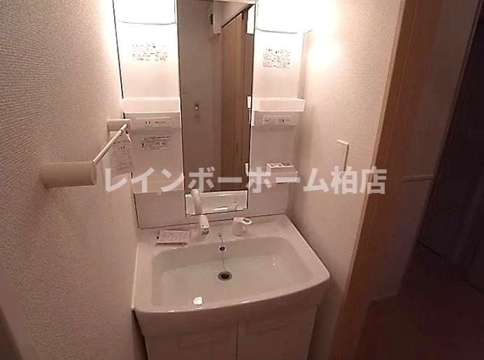 洗面設備　シャワー付き洗面台です
