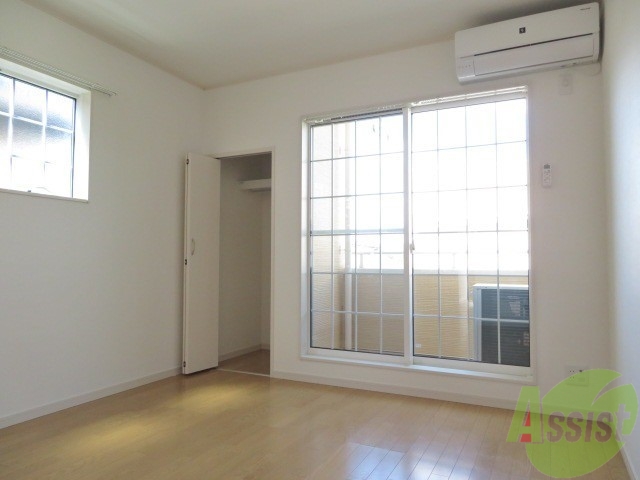 その他部屋・スペース　角部屋なので二面採光になってます、小窓が付いてますよ。