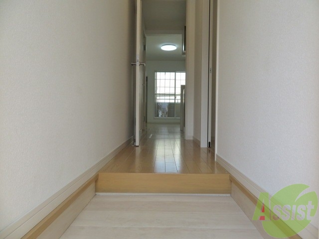 玄関　玄関はこちら広々して靴の脱ぎ履きもしやすそうですね。