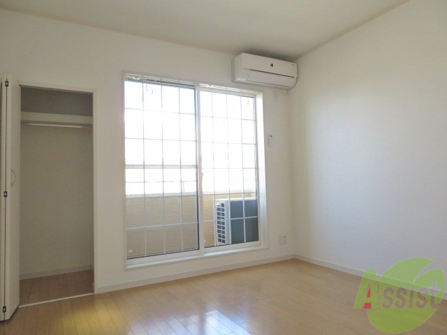 居室・リビング　東向きの窓から日差しが入る明るいお部屋ですよー。