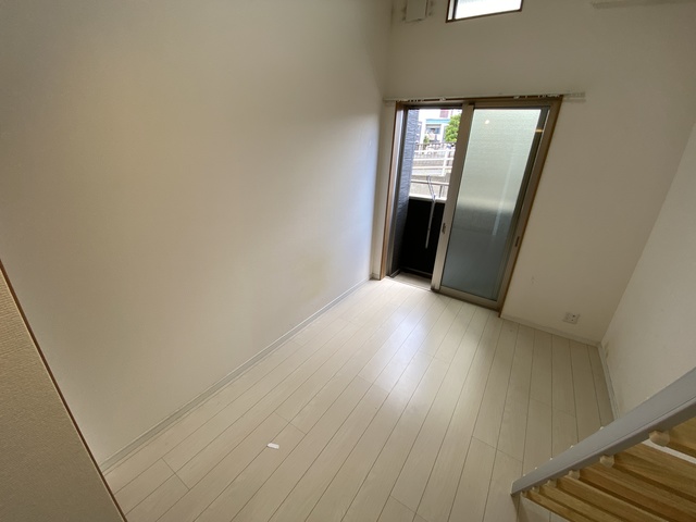 居室・リビング　天井高くて開放的なお部屋です。