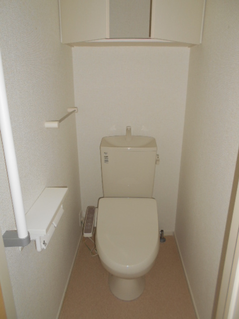 トイレ　温水洗浄便座完備・小物収納棚あり