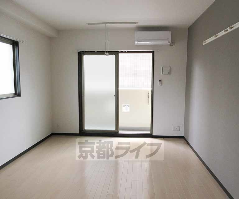 居室・リビング　角部屋ですので窓が二つ！