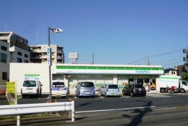 コンビニ　ファミリーマート世田谷廻沢店（コンビニ）まで751m