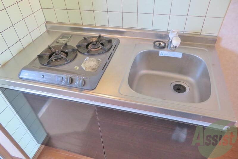 キッチン　システムキッチンの二口付き。料理をされる方には嬉しい設備です