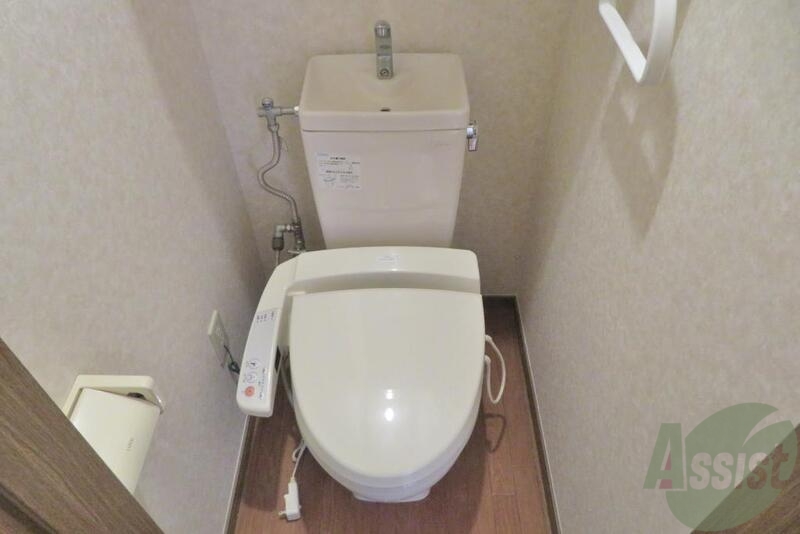 トイレ　トイレは温水洗浄付きで落ち着く広さ。