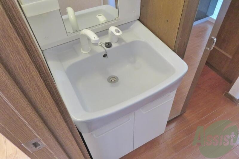 洗面設備　独立した洗面もありますので朝の準備はこちらから。