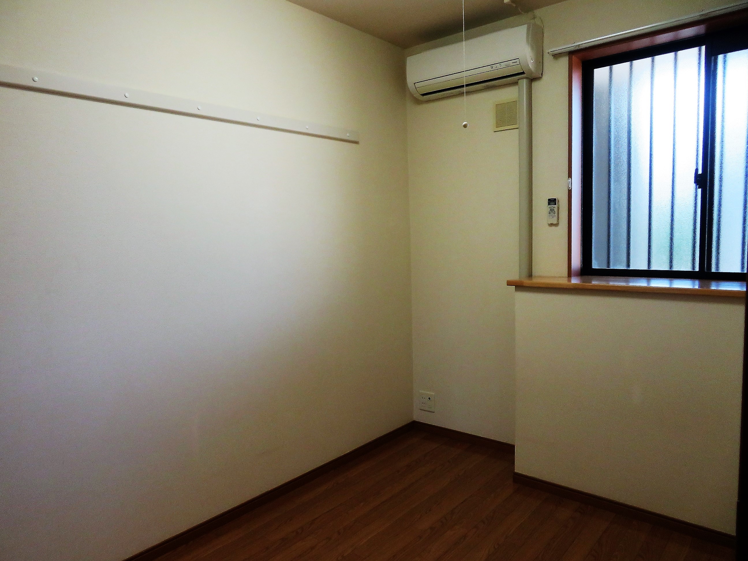 その他部屋・スペース　４帖の洋室です！エアコン全室完備です。