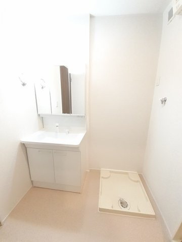 洗面設備　明るい洗面所です