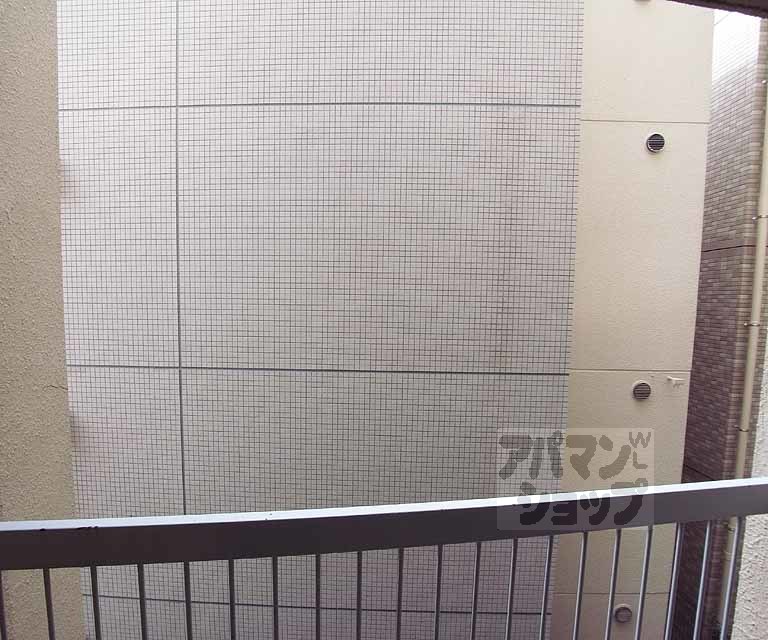 眺望　バルコニ側には建物が建っており日当りは少し悪いです。