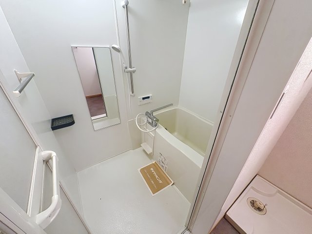 バス・シャワールーム　掲載写真は同型モデルを掲載しており実際のお部屋と仕様等が異な