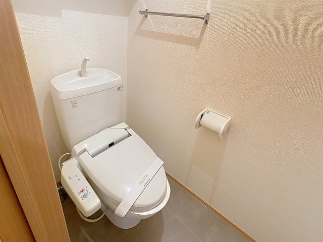 トイレ　掲載写真は同型モデルを掲載しており実際のお部屋と仕様等が異な