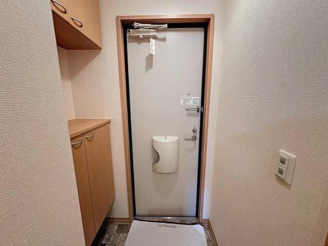 玄関　掲載写真は同型モデルを掲載しており実際のお部屋と仕様等が異な