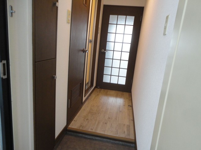 玄関　同建物同タイプの画像を掲載中。内装工事後、現況優先とします。
