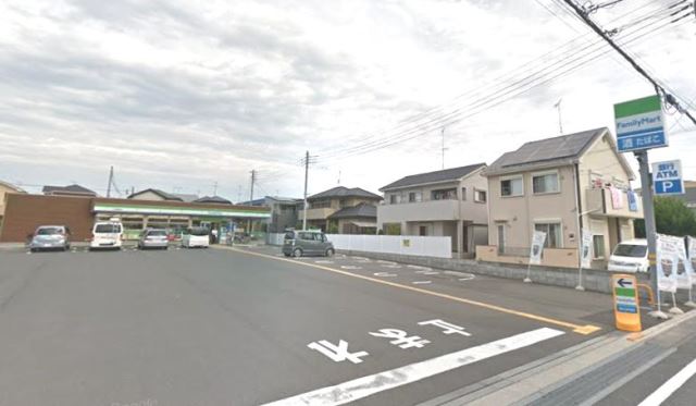 コンビニ　ファミリーマート（コンビニ）まで200m
