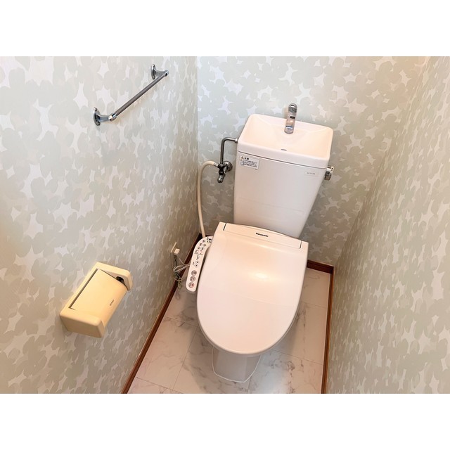 トイレ　★ウォシュレット完備★上部収納あり★