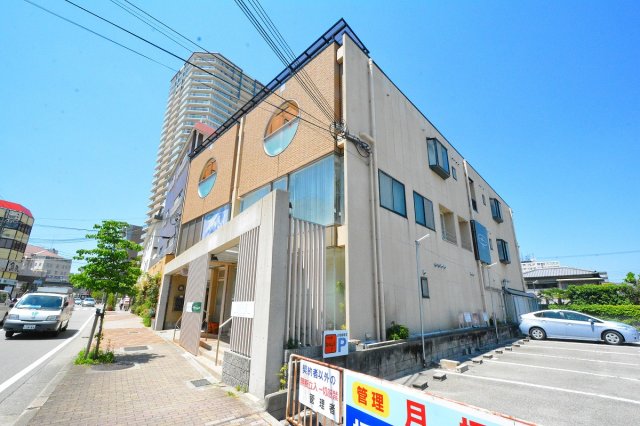 建物外観　オートロックで外部の人間が簡単に出入りできないため安心です