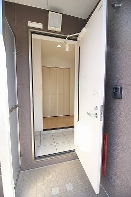 玄関　※写真は１０３号室のものです。