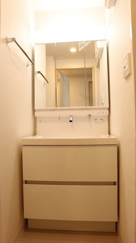 洗面設備　朝に便利な三面鏡付洗面台完備♪