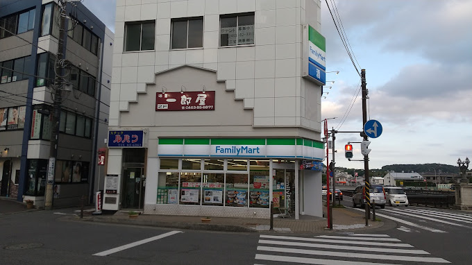 コンビニ　ファミリーマート 秦野本町店（コンビニ）まで208m