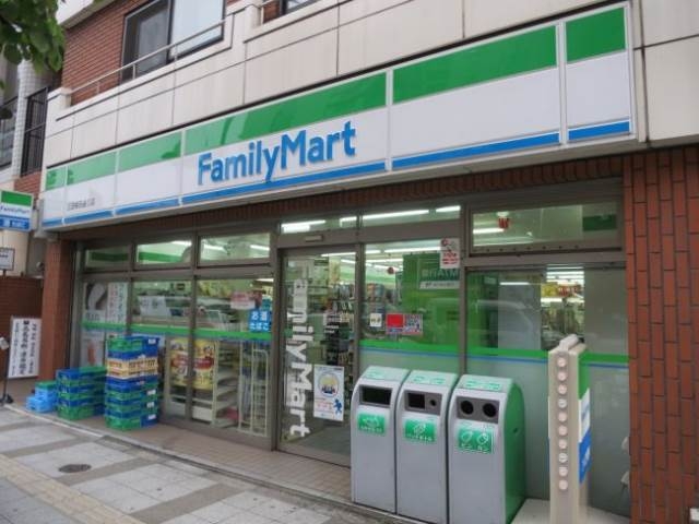 コンビニ　ファミリーマート三田桜田通り店（コンビニ）まで200m