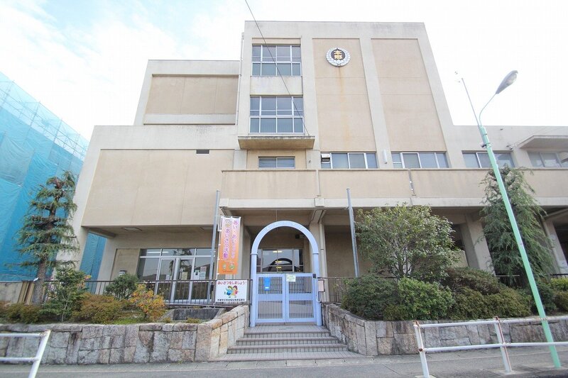 小学校　名古屋市立本郷小学校（小学校）まで451m