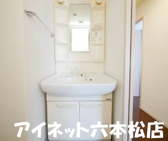 洗面設備　朝の支度はこちらでどうぞ。