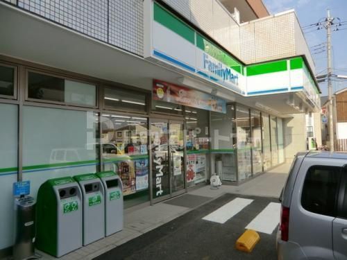 コンビニ　ファミリーマート専大松戸高校前店（コンビニ）まで1m