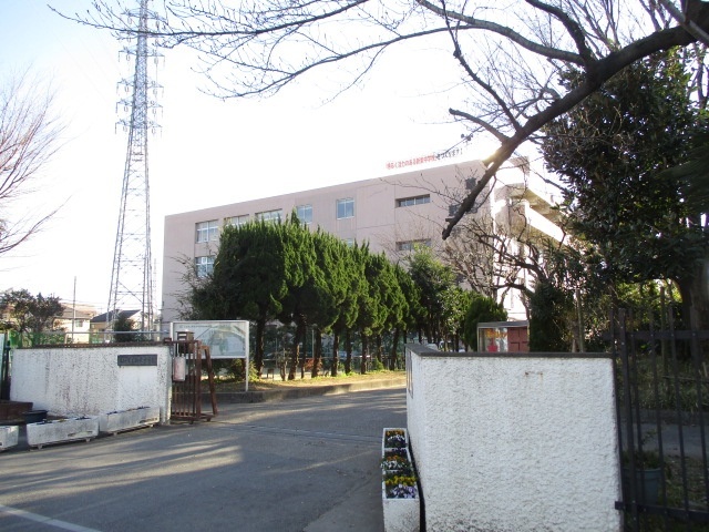 中学校　草加市立新栄中学校（中学校）まで695m