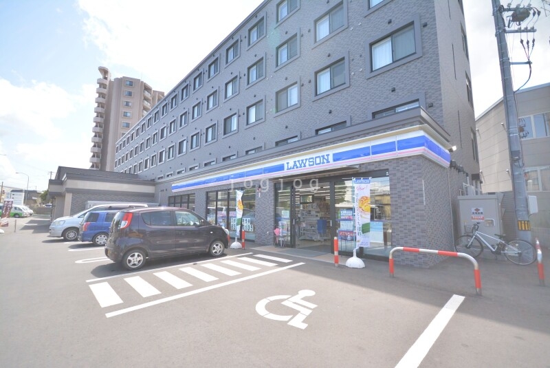 コンビニ　ローソン 札幌月寒西２条八丁目店（コンビニ）まで399m