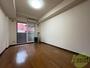 居室・リビング　木目のフローリングは落ち着きのある印象のお部屋になりますね。